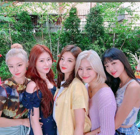 Shocking ITZY’s Debut Group Pics.jpg itzy pretty
