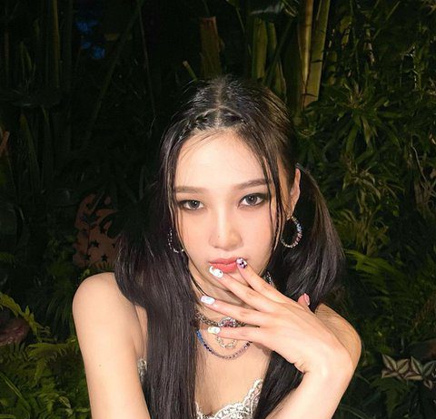 Joy Posted on Instagram, Look at Her Caption red velvet joy