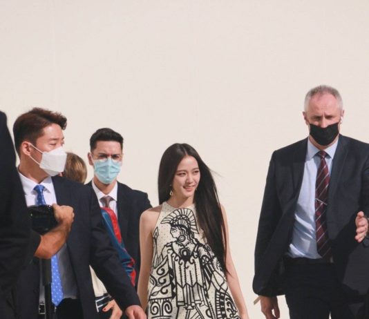 Blackpink Jisoo At Paris Fashion Week *trembles* Blackpink Jisoo at Paris Fashion Week as Dior Global Ambassador