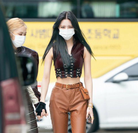 Wow ITZY Yuna… How Thin Is Her Waist… ITZY Yuna's Small Waist And Perfect Proportions
