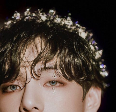 BTS V Trends For Being “King-Material” In Season’s Greetings Teaser BTS Taehyung handsome king beautiful teasers