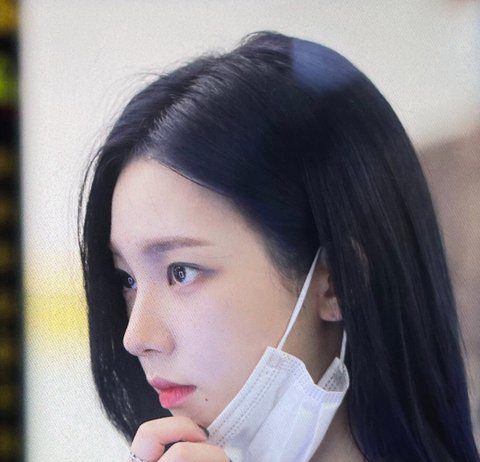 The Moment aespa Karina Took Off Her Mask At Customs, Netizens Gasped aespa Karina who took off her mask