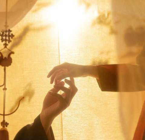 Did You Know About Junho’s Big Hands? 2PM Junho