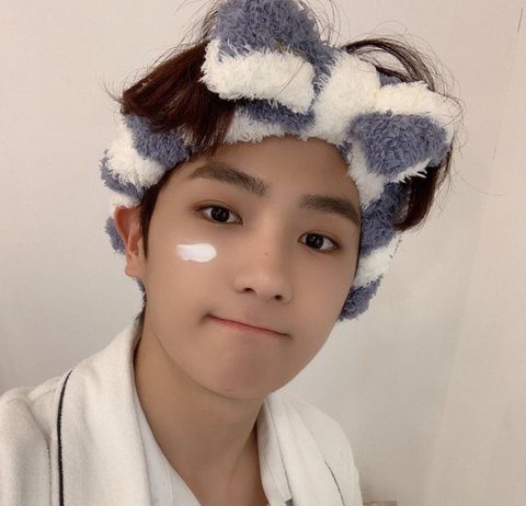 Netizens Share Their Favorite Pics & GIFs Of THE BOYZ Hyunjae