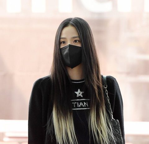 Blackpink Jisoo’s Bleached Hair is Insane blackpink jisoo style airport fashion