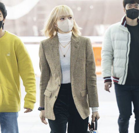 Pics of BLACPINK Lisa’s Departure for Paris BLACKPINK Lisa airport fashion
