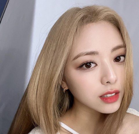 Heol ITZY Yuna’s Blonde Hair Made a Comeback *shook* Itzy yuna blonde hair v live pretty