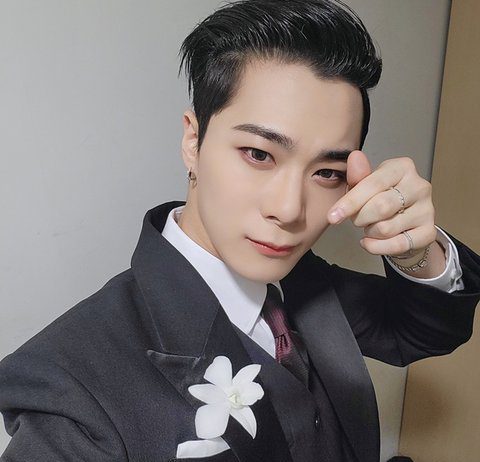 Male Idol Telling Fans His Body Is Weird