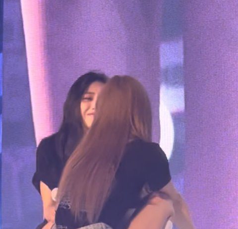 ITZY Ryujin Comforts Yuna Who’s Crying ㅠㅠ