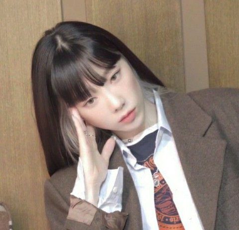Are Choi Yena and Taeyeon’s Outfits Not Too Similar?