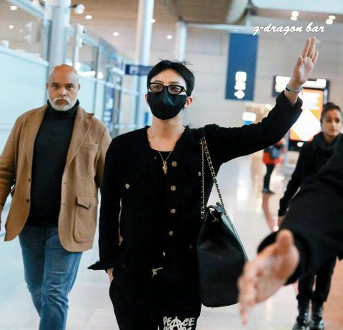 GD Just Arrived in Paris ㅜ His Arrival Pics are Out
