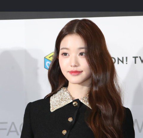 So IVE Wonyoung Can Really Look Like This in Press Photos