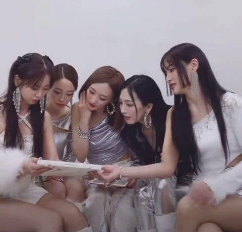 Kara Showed Off The Album LE SSERAFIM Gave Them